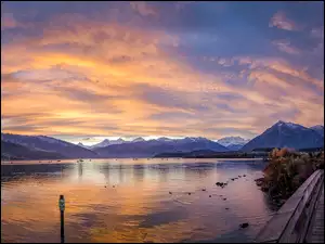 Jezioro Thunersee i Alpy o zachodzie słońca
