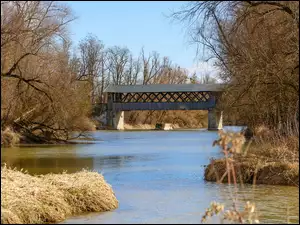 Jesienny dzień nad rzeką pod mostem