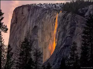 Wodospad Horsetail Fall na górze El Capitan w Parku Narodowym Yosemite