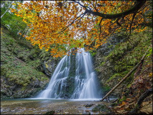Wodospad Josefsthaler Wasserfälle w głębi lasu
