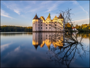 Zamek nad jeziorem w Niemczech