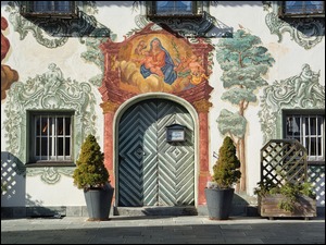 Fasada domu w Bawarii pokrytego malarstwem ściennym