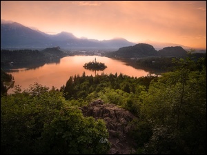 Wschód słońca, Słowenia, Blejski Otok, Las, Jezioro Bled, Kościół, Góry, Wyspa