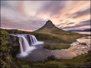 Wodospad Kirkjufellsfoss obok góry Kirkjufell w Islandii