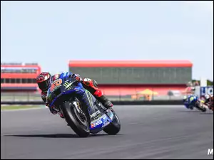 Motocykle na torze wyścigowym w grze MotoGP 22