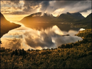 Norwegia, Chmury, Wioska Bergsbotn, Drzewa, Morze, Góry, Słońca, Blask, Wierzchołki, Wyspa Senja