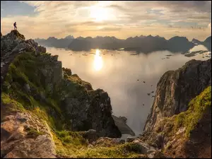 Morze Norweskie, Norwegia, Skały, Przebijające światło, Góry, Człowiek