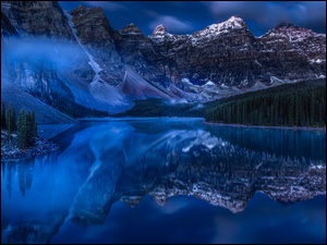 Jezioro Moraine, Mgła, Kanada, Góry, Alberta, Park Narodowy Banff, Odbicie