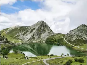 Droga wokół jeziorai przez góry