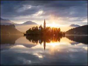 Odbicie, Jezioro Bled, Chmury, Alpy Julijskie, Wschód słońca, Wyspa Blejski Otok, Kościół Zwiastowania Marii Panny, Słowenia, Góry