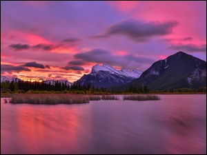 Vermilion Lake, Niebo, Park Narodowy Banff, Drzewa, Canadian Rockies, Prowincja Alberta, Kolorowe, Góry, Odbicie, Jezioro, Kanada