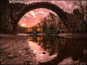 Most Diabła w niemieckim Parku Rododendronów Kromlau w odbiciu rzeki