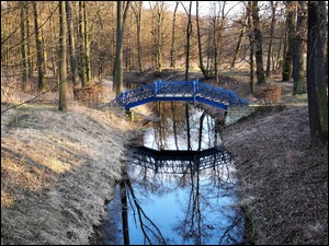 Niebieski most nad potokiem