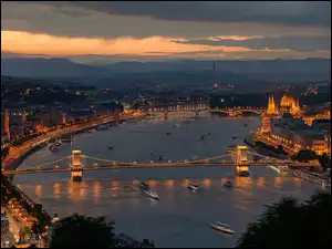 Most nad rzeką Dunaj w Budapeszcie