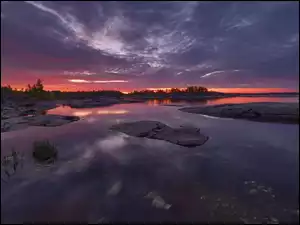 Skaliste wysepki na Jeziorze Ładoga pod zachmurzonym niebem