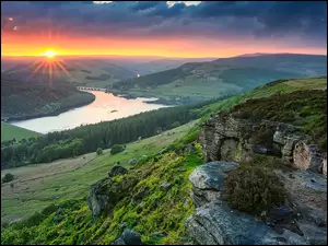 Anglia, Skały, Ladybower Reservoir, Wzgórza, Jezioro, Bamford Edge, Zachód słońca, Park Narodowy Peak District, Lasy