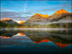 Wedge Pond, Las, Jezioro, Kanada, Odbicie, Drzewa, Canadian Rockies, Mgła, Góry, Góra, Mount Kidd, Alberta