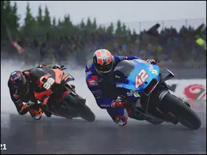 Motocykle Suzuki i KTM podczas wyścigu na plakacie do gry MotoGP 21