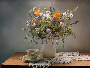 Filiżanka herbaty obok bukietu polnych kwiatów