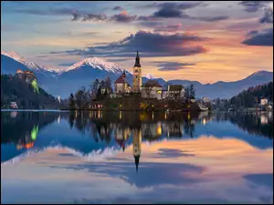 Jezioro Bled i Alpy Julijskie o zachodzie słońca