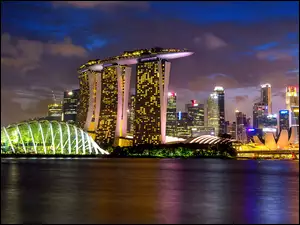 Oświetlony nocą hotel Marina Bay w Singapurze