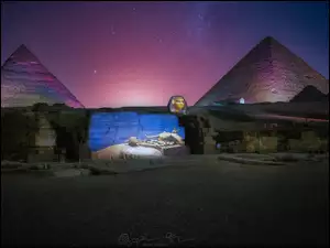 Piramidy i Wielki Sfinks pod gwiaździstym niebem