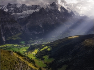 Alpy Berneńskie w przebijającym świetle
