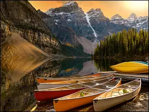 Łodzie na brzegu Jeziora Morenowego w Kanadzie