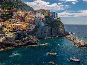 Włochy, Cinque Terre, Gmina Riomaggiore, Łódki, Manarola, Morze Liguryjskie, Domy, Wybrzeże, Skały