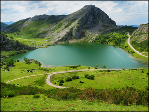 Miejscowość Covadonga, Jezioro, Droga, Hiszpania, Picos de Europa, Góry, Enol Lake