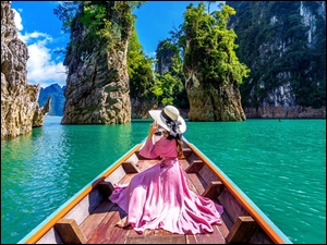 Kobieta w różowej sukience na łódce