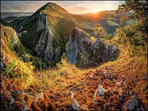 Sulowskie Wierchy Szczyt Velky Manin, Jesień, Słowacja, Góry, Promienie słońca, Drzewa, Skały
