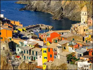Kolorowe domy Vernazzy na wybrzeżuCinque Terre we Włoszech