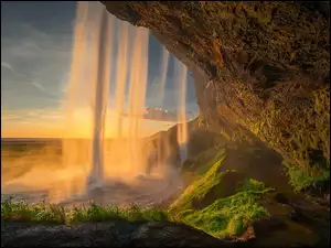Spadający wodospad Seljalandsfoss w Islandii