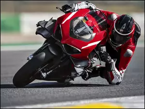 Czerwone Ducati Superleggera V4 Diablo Supercorsa SP na zakręcie
