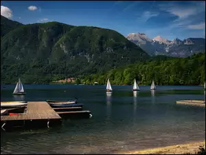 Żaglówki na jeziorze Bohinji w Słowenii