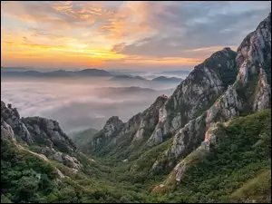 Korea Południowa, Lasy, Prowincja Jeolla Południowa, Góry Wolchulsan, Park Narodowy Wolchulsan, Skały, Słoneczne światło, Góry, Mgła