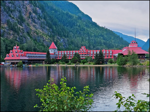 Hotel nad jeziorem Moraine w Kanadzie