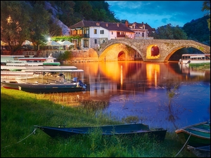 Łódki obok mostu na brzegu rzeki Crnojevica w Czarnogórze