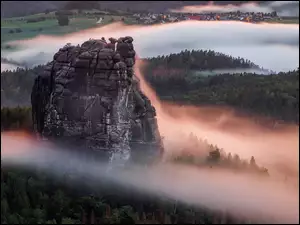 Skały w Górach Połabskich w porannej mgle