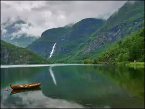 Wodospad Siedmiu Sióstr i łódka na jeziorze