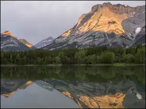 Jezioro, Wedge Pond, Kanada, Góry, Alberta, Odbicie, Drzewa