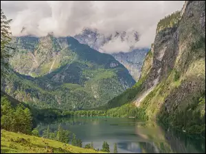 Alpy i jezioro Obersee w Parku Narodowym Berchtesgaden