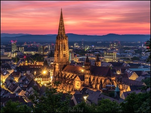 Katedra we Freiburgu wieczorem