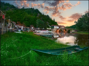 Łodzie na trawiastym brzegu rzeki Crnojevica w Czarnogórze