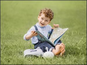 Uśmiechnięty chłopiec z książką