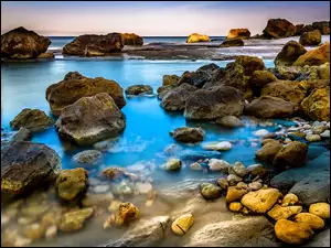 Kamienie i skały w morzu na wyspie Gozo na Malcie