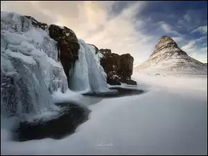 Chmury, Góra Kirkjufell, Zima, Półwysep Snaefellsnes, Wodospad Kirkjufellsfoss, Ciemne, Islandia, Rzeka