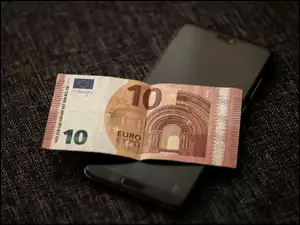 Banknot 10 Euro na telefonie