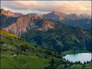 Jezioro Seealpsee, Drzewa, Niemcy, Góry, Bawaria, Region Allgau, Chmury